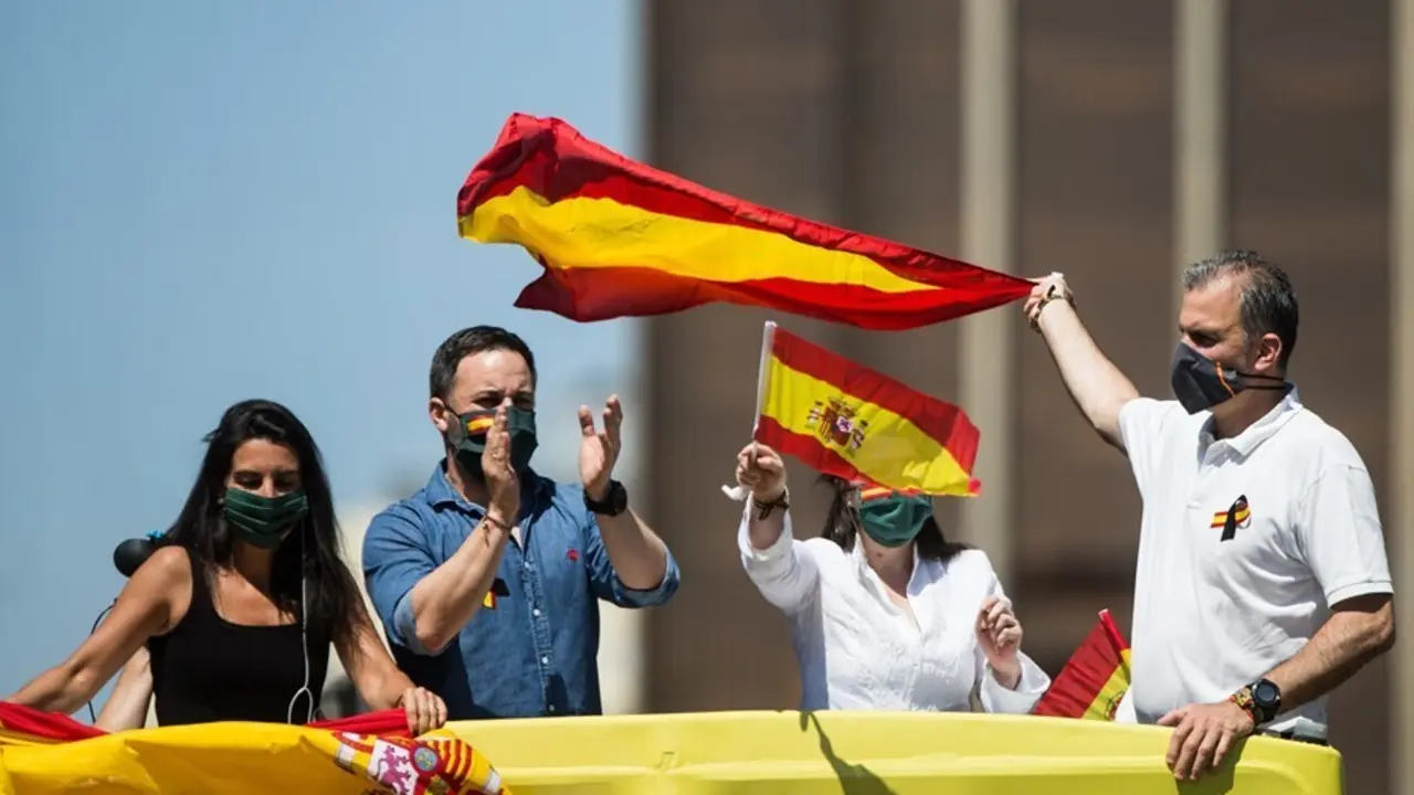 Archivo - Santiago Abascal y dirigentes de Vox con la bandera de Espa&ntilde;a 