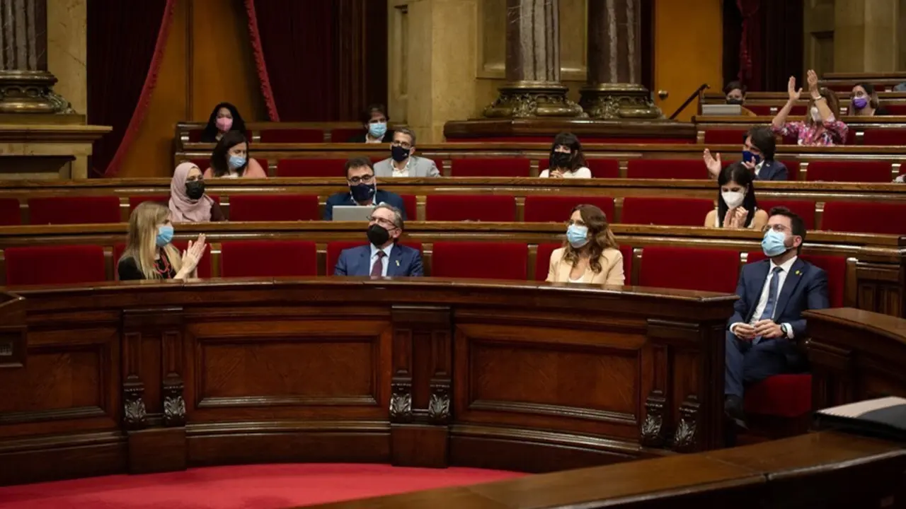 (Primera fila, I-D) La consellera de Acci&oacute;n Exterior y Transparencia, Vict&ograve;ria Alsina; el conseller de Econom&iacute;a y Hacienda de la Generalitat, Jaume Gir&oacute;; la consellera de la Presidencia, Laura Vilagr&agrave;, y el presidente de la Generalitat, Pere Aragon&egrave;s, dur