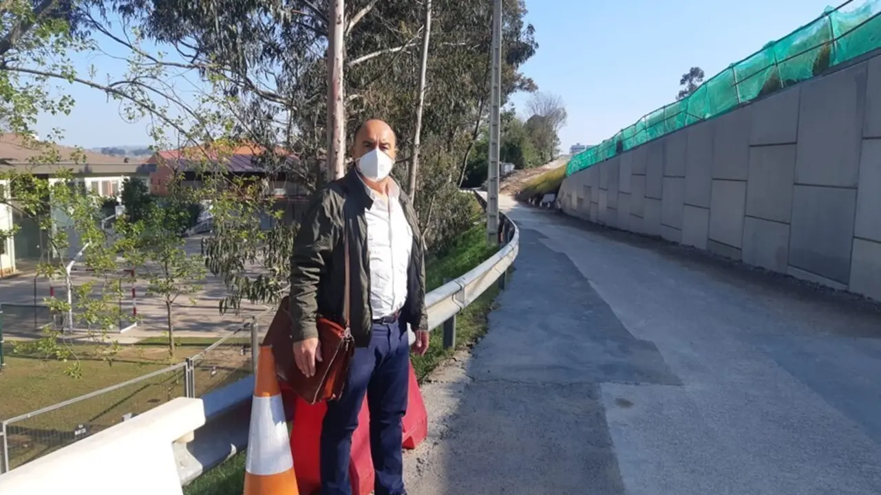 Julio Ricciardiello en el acceso al CEIP Manuel Lia&ntilde;o