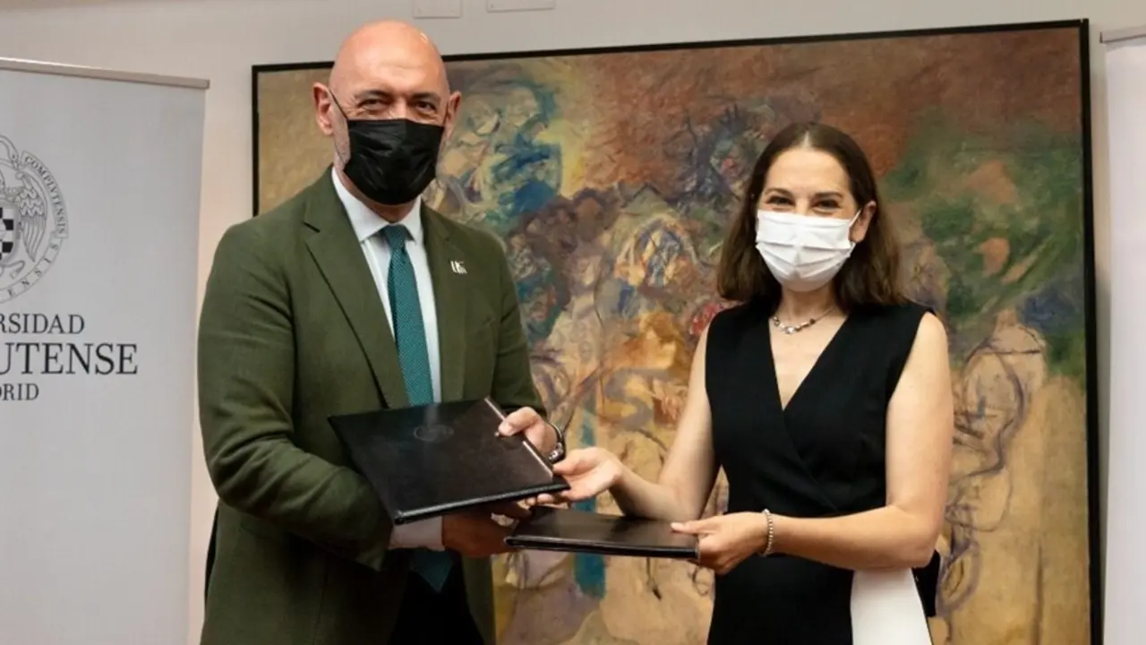 El rector de la Universidad Complutense de Madrid (UCM), Joaqu&iacute;n Goyache, y la directora del Territorio Centro de Telef&oacute;nica, Beatriz Herranz, en la renovacion de la C&aacute;tedra de Educaci&oacute;n Digital y Juegos
