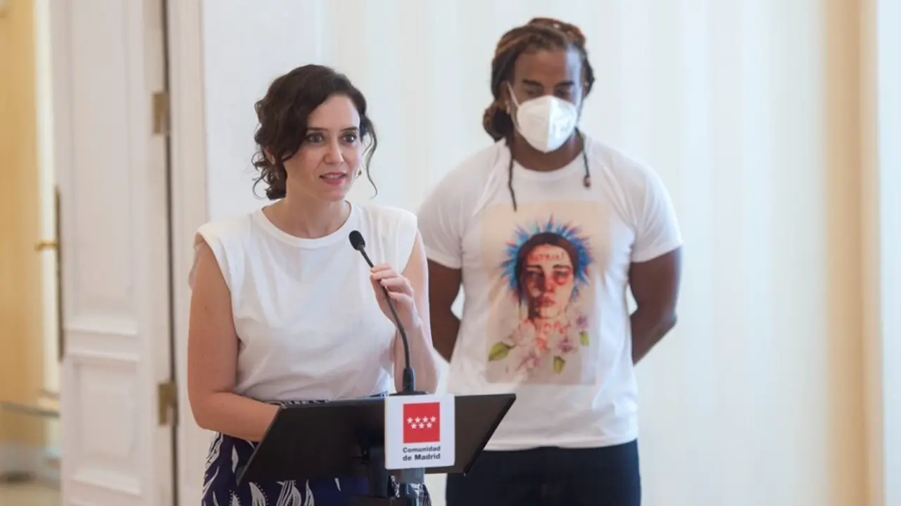La presidenta de la Comunidad de Madrid, Isabel D&iacute;az Ayuso, ofrece una rueda de prensa tras su reuni&oacute;n con el artista cubano Yotuel Romero en la Real Casa de Correos