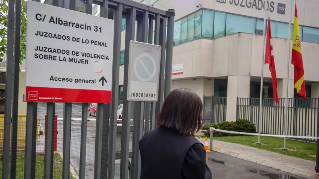 Archivo - Una abogada vestida con toga y mascarilla entra a los Juzgados de lo Penal, Juzgados de Violencia sobre la mujer