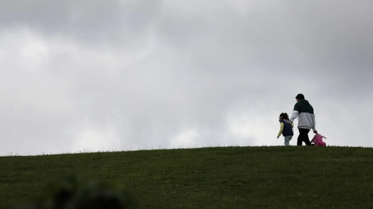 Archivo - Una ni&ntilde;a pasea con su padre.