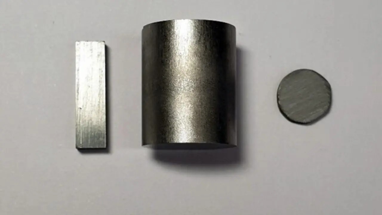 Se muestra el seleniuro de esta&ntilde;o purificado en forma de gr&aacute;nulos. El material tiene un rendimiento termoel&eacute;ctrico extraordinariamente alto.