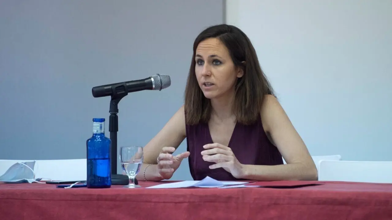 La ministra de Derechos Sociales y Agenda 2030, Ione Belarra, imparte la conferencia 'Democracia feminista: Econom&iacute;a de los cuidados, sostenibilidad de la vida y garant&iacute;a de los derechos sociales', a 23 de julio de 2021, en San Lorenzo El Escorial, Madrid