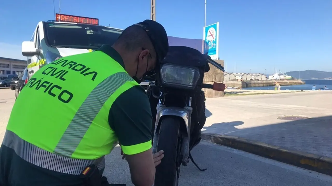 Control de la Guardia Civil de Tr&aacute;fico en Galicia.