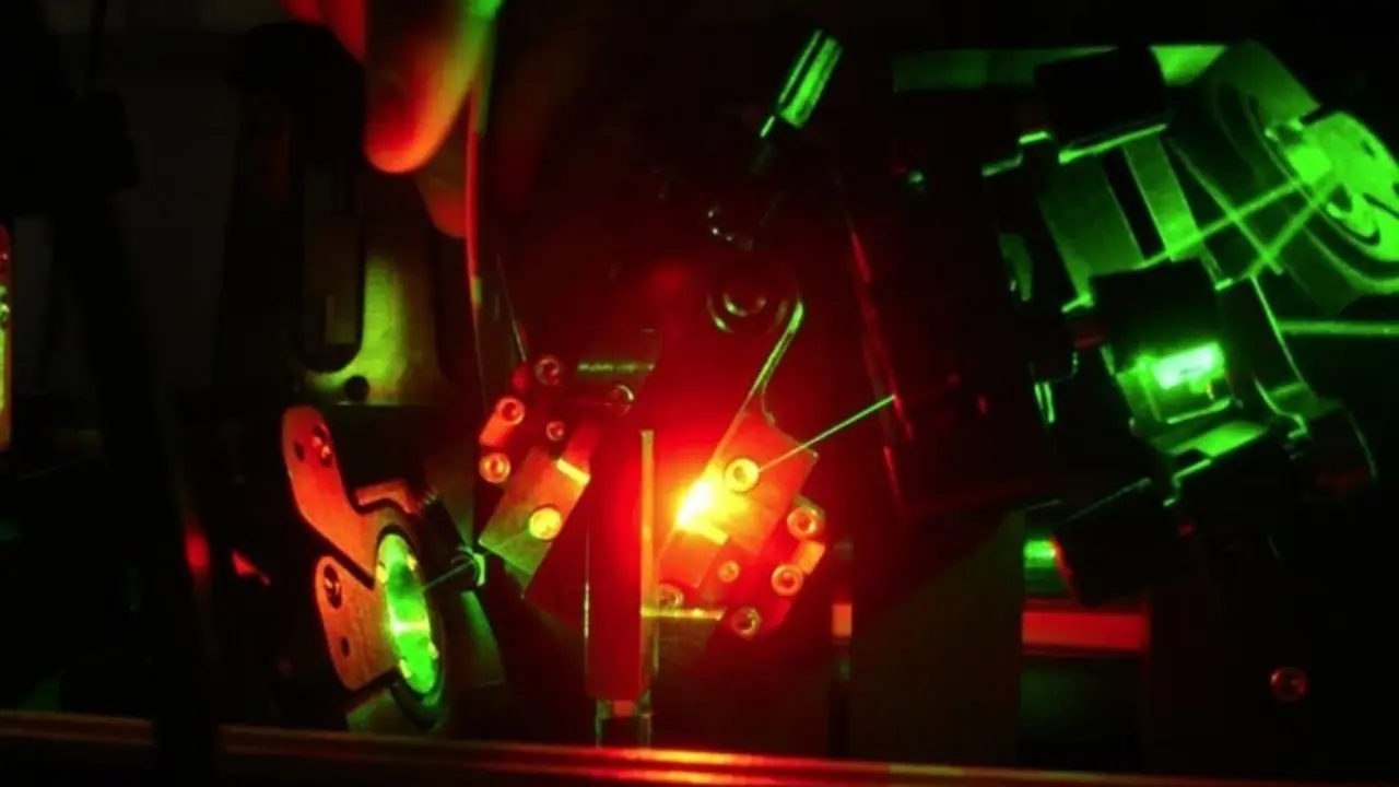 La conversi&oacute;n de luz verde de alta intensidad en longitudes de onda rojas respetuosas con el medio ambiente, dentro del l&aacute;ser Titanium: Sapphire utilizado en el estudio.