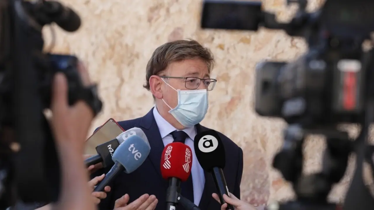 El president de la Generalitat Valenciana, Ximo Puig, atiende a los medios en la Conferencia de Presidentes celebrada en Salamanca