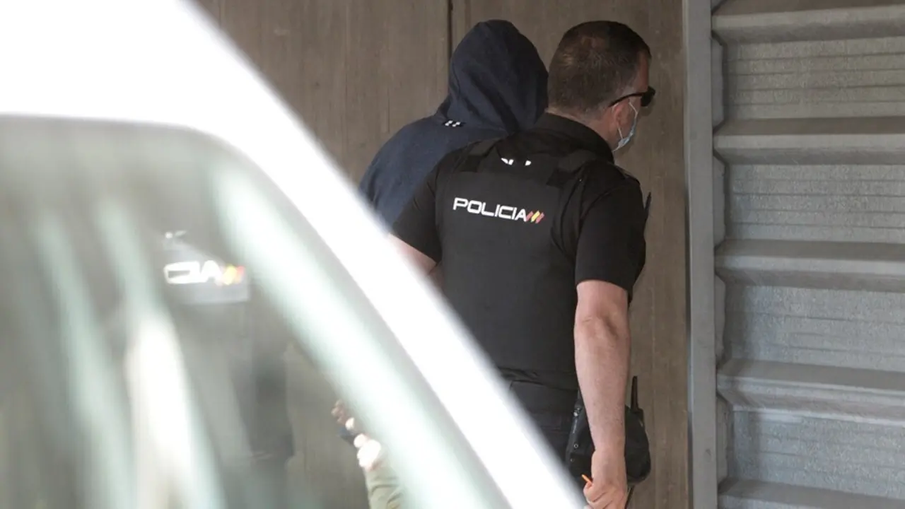 Un agente lleva arrestado a uno de los acusados como presunto autor de la paliza que caus&oacute; la muerte a Samuel Luiz en A Coru&ntilde;a