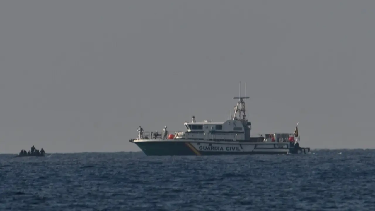 Archivo - Rescate de una patera por parte de la patrullera de la Guardia Civil