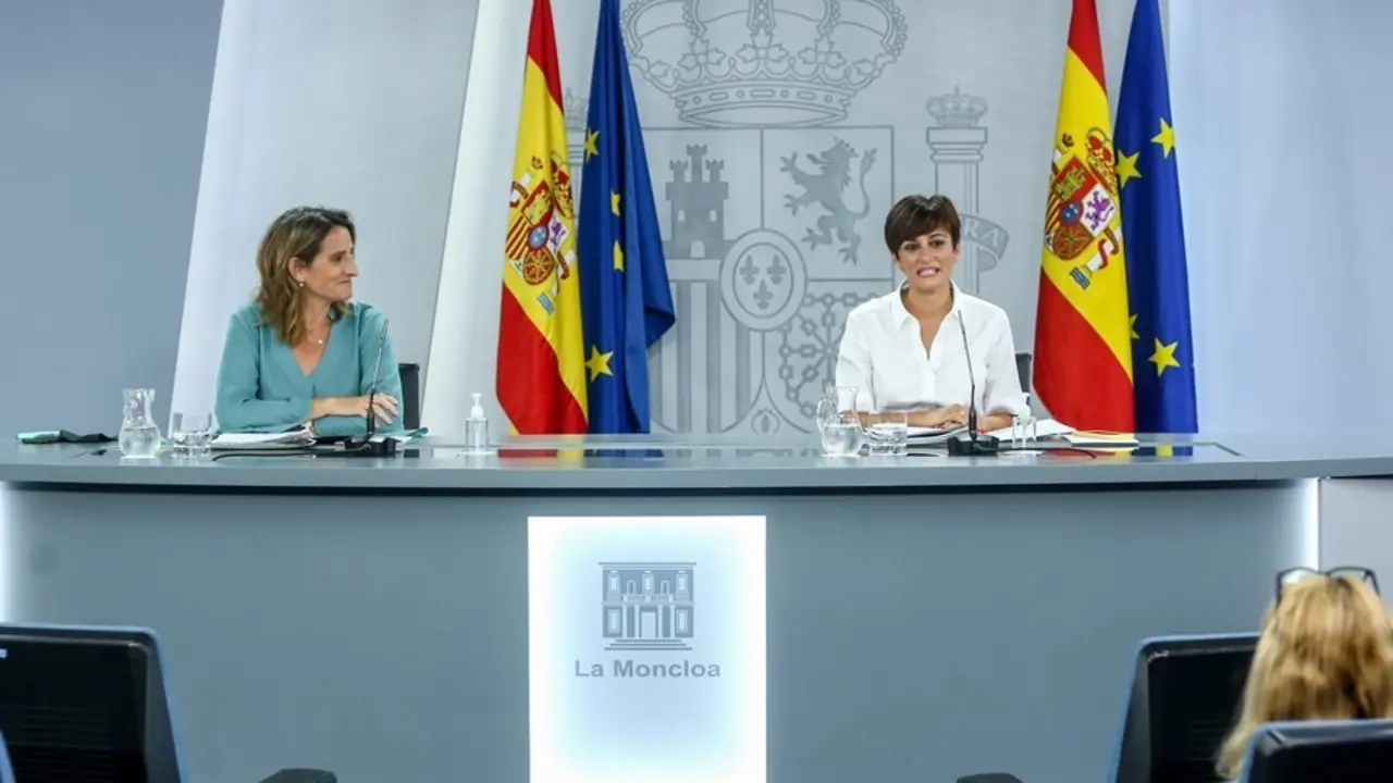 La vicepresidenta tercera y ministra para la Transici&oacute;n Ecol&oacute;gica y el Reto Demogr&aacute;fico, Teresa Ribera, y la ministra Portavoz, Isabel Rodr&iacute;guez, comparecen en una rueda de prensa tras Consejo de Ministros en Moncloa, a 3 de agosto de 2021, en Madrid