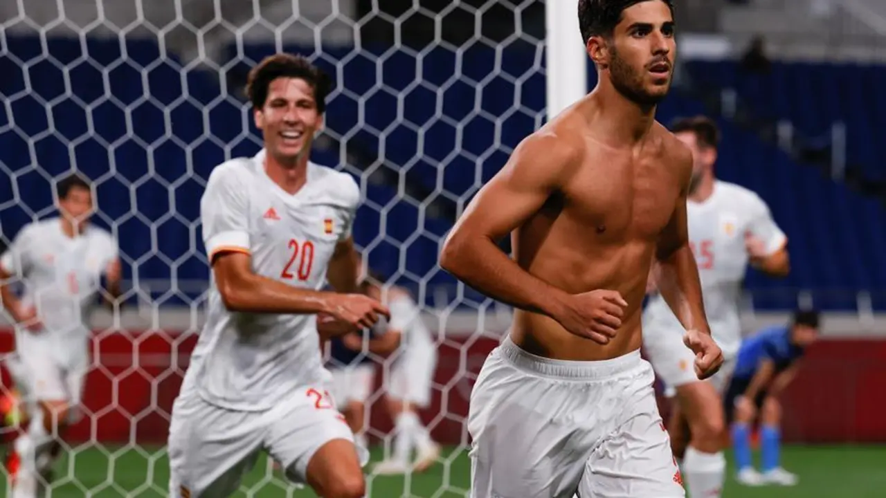 El centrocampista espa&ntilde;ol Marco Asensio (d) celebra tras marcar el 0-1 durante el encuentro de semifinales entre las selecciones de Jap&oacute;n y Espa&ntilde;a durante los Juegos Ol&iacute;mpicos 2020, este martes en el Estadio de Saitama 2002 en Saitama (Jap&oacute;n). EFE/ Miguel Guti&eacute;rrez