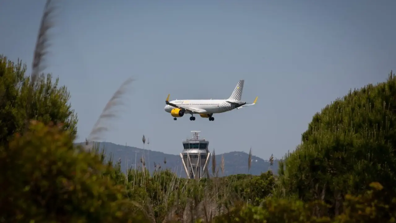 Archivo - Un avi&oacute;n aterriza en el aeropuerto de Josep Tarradellas Barcelona-El Prat, cerca del espacio protegido natural de La Ricarda, a 9 de junio de 2021, en El Prat de Llobregat, Barcelona, Catalu&ntilde;a (Espa&ntilde;a). 