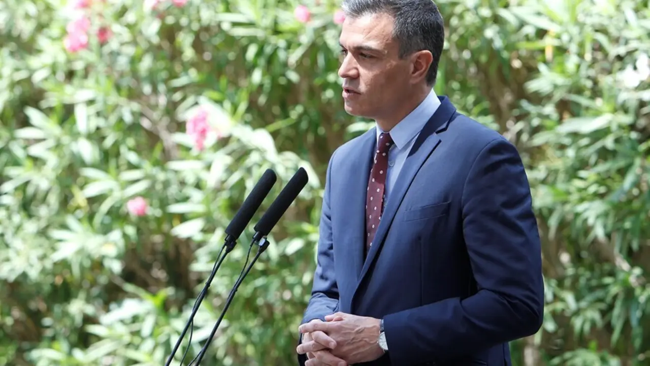 El presidente del Gobierno, Pedro S&aacute;nchez, ofrece una rueda de prensa a su llegada al Palacio de Marivent, a 3 de agosto de 2021, en Palma de Mallorca, Mallorca, (Espa&ntilde;a). Se trata del tradicional encuentro que el monarca realiza con el dirigente del Ejec
