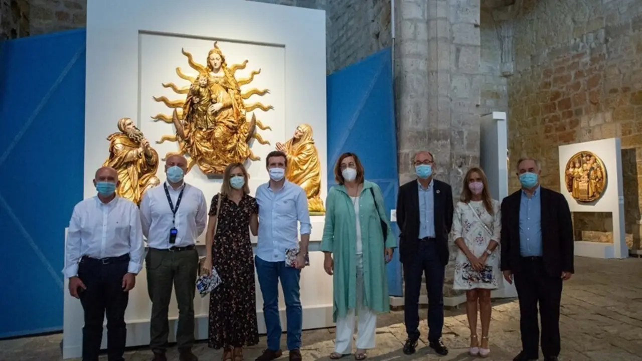 El presidente del PP, Pablo Casado, visita junto a su mujer Isabel Torres la exposici&oacute;n "Las Edades del Hombre" en Carri&oacute;n de los Condes (Palencia).