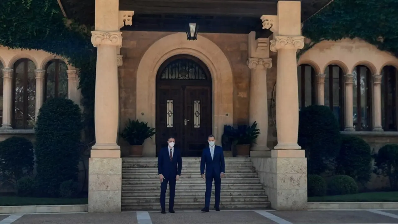 El Rey Felipe VI y el presidente del Gobierno, Pedro S&aacute;nchez, en el Palacio de Marivent.