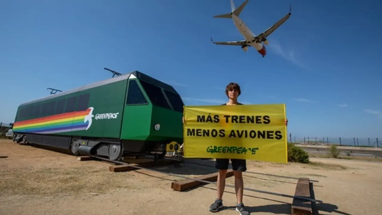 Un activista de Greenpeace protestando