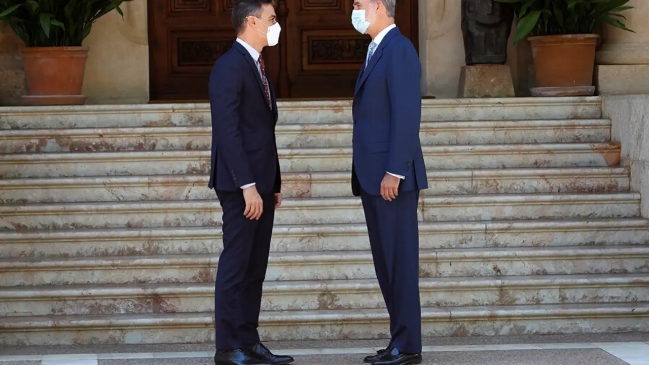 El Rey Felipe VI recibe en el Palacio de Marivent al presidente del Gobierno, Pedro S&aacute;nchez.