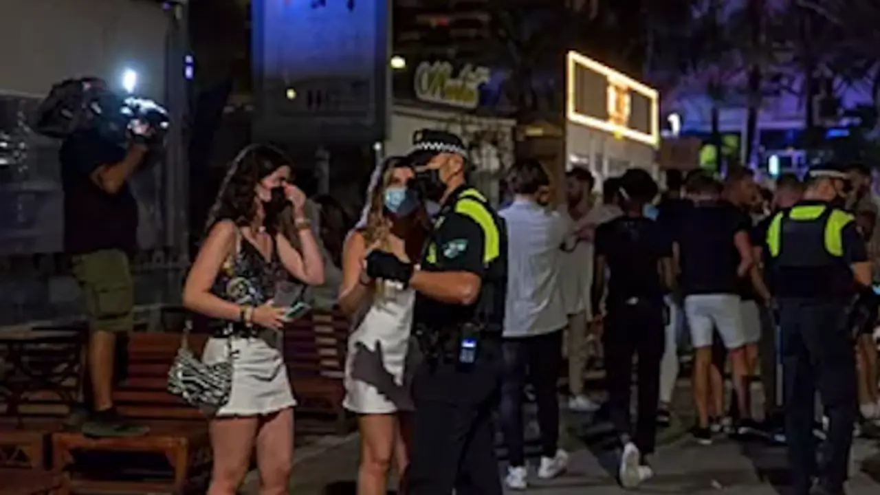 La polic&iacute;a local de Marbella controlando el ocio nocturno.