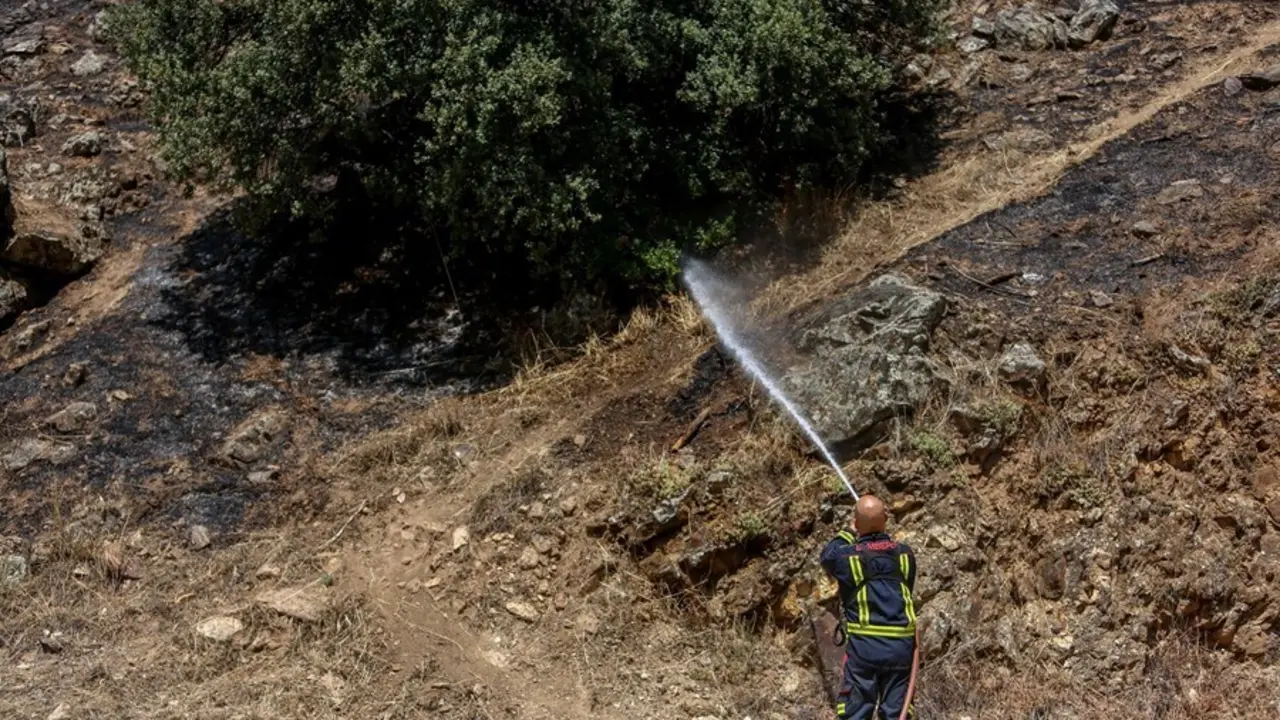 Un bombero trabaja en la extinci&oacute;n de uno de los focos del incendio del pantano de San Juan, a 1 de agosto de 2021, en San Mart&iacute;n de Valdeiglesias, Madrid (Espa&ntilde;a). Los servicios de Emergencias contin&uacute;an con las labores de extinci&oacute;n de este incendio local