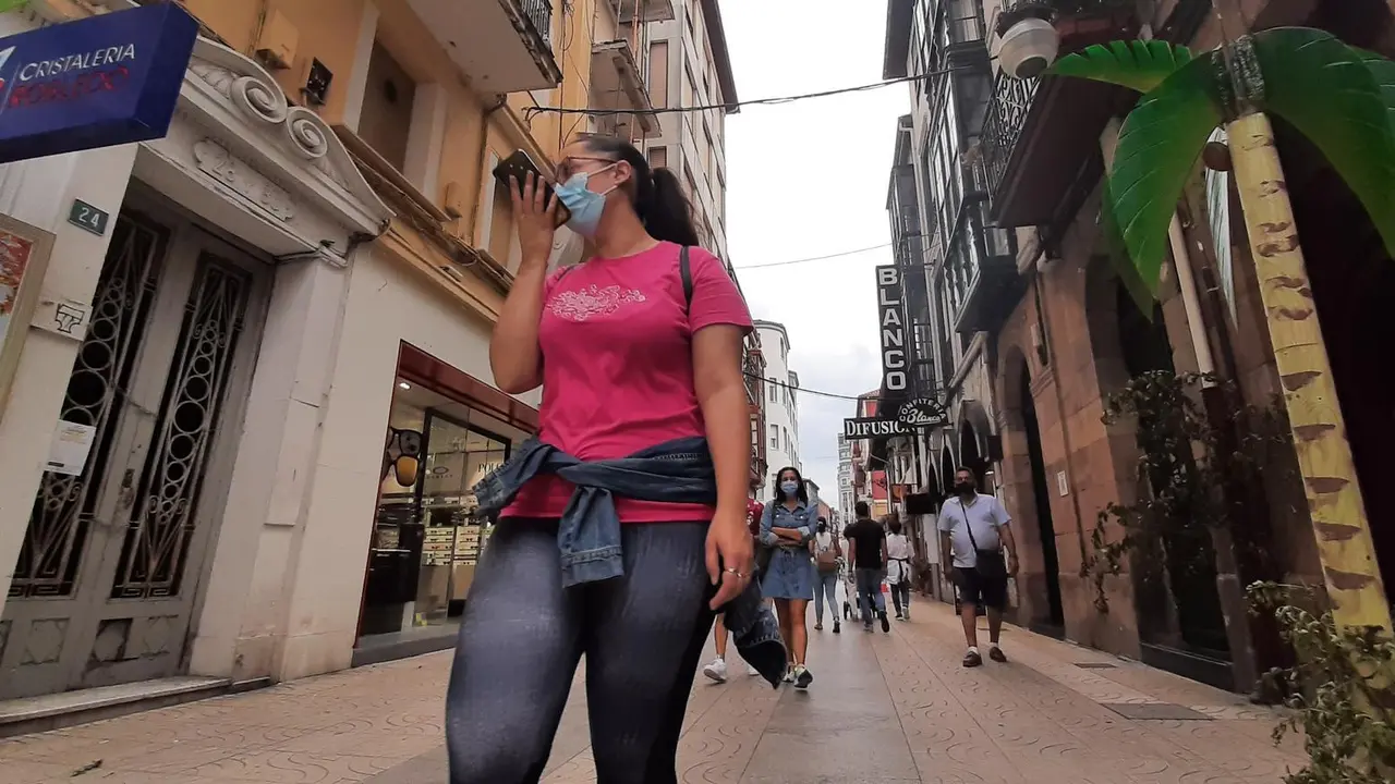 Varias personas con mascarilla pasean por la c&eacute;ntrica calle de Torrelavega, Consolaci&oacute;n. / S. D&iacute;az