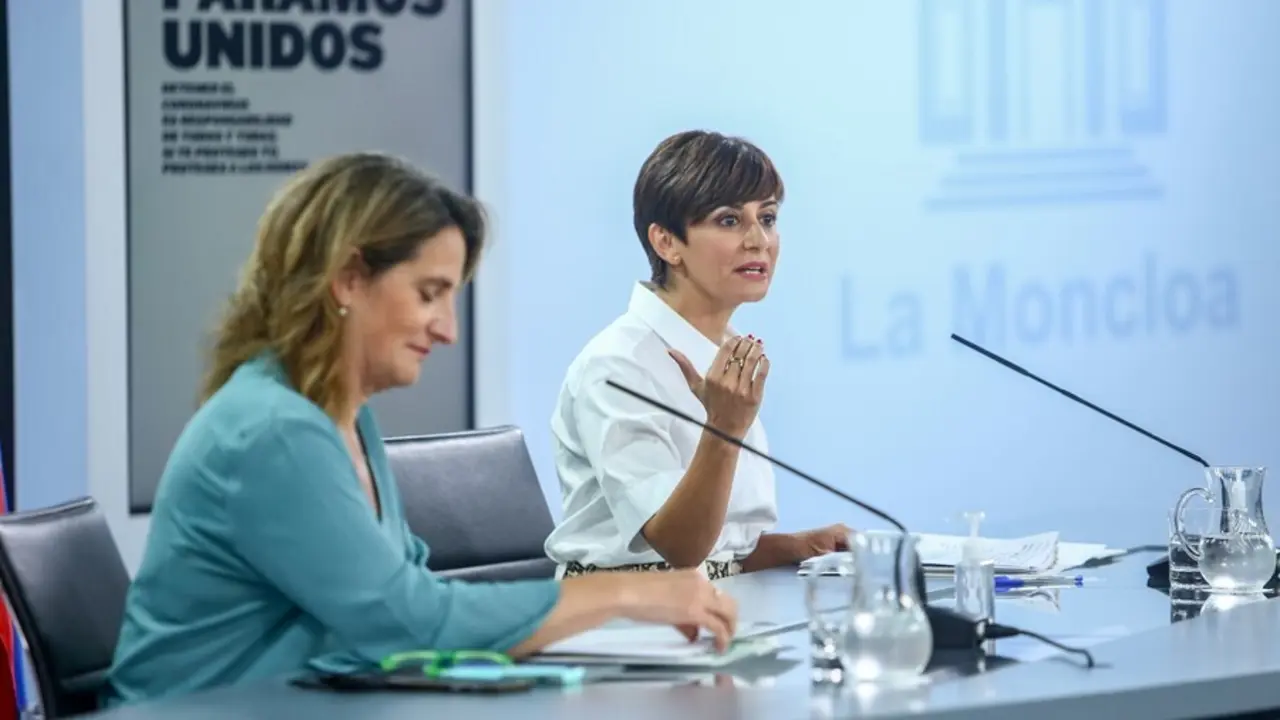 (I-D) La vicepresidenta tercera, Teresa Ribera, y la ministra Portavoz, Isabel Rodr&iacute;guez, comparecen en una rueda de prensa tras una reuni&oacute;n del Consejo de Ministros en Moncloa, a 3 de agosto de 2021, en Madrid, (Espa&ntilde;a). 