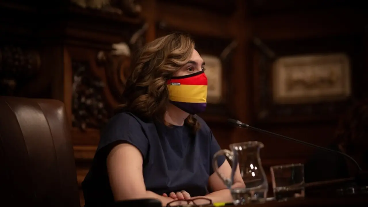 La alcaldesa de Barcelona, Ada Colau, con una mascarilla de la bandera republicana, interviene en una sesi&oacute;n plenaria en el Ayuntamiento de Barcelona, a 23 de julio de 2021, en Barcelona, Catalunya (Espa&ntilde;a).