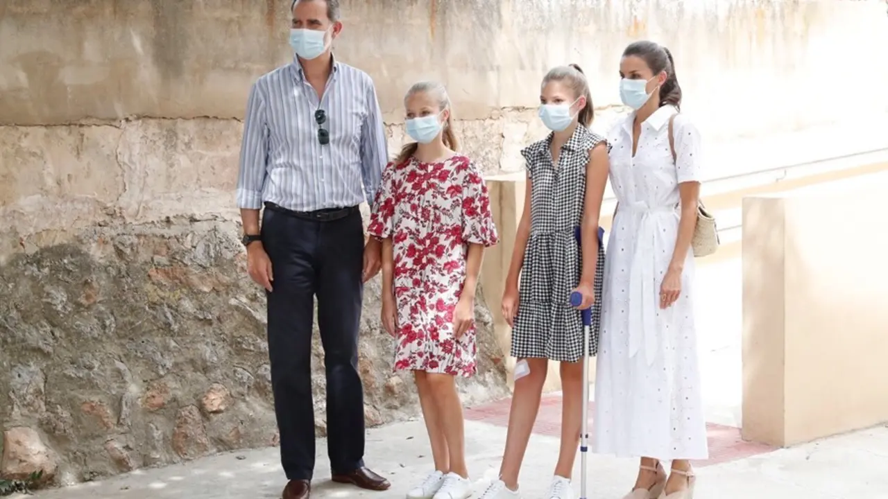 Archivo - Visita de los Reyes Felipe VI y Letizia, la princesa Leonor y la infanta Sof&iacute;a al proyecto socioeducativo Na&uuml;m en Palma, el a&ntilde;o pasado durante su estancia en Mallorca.
