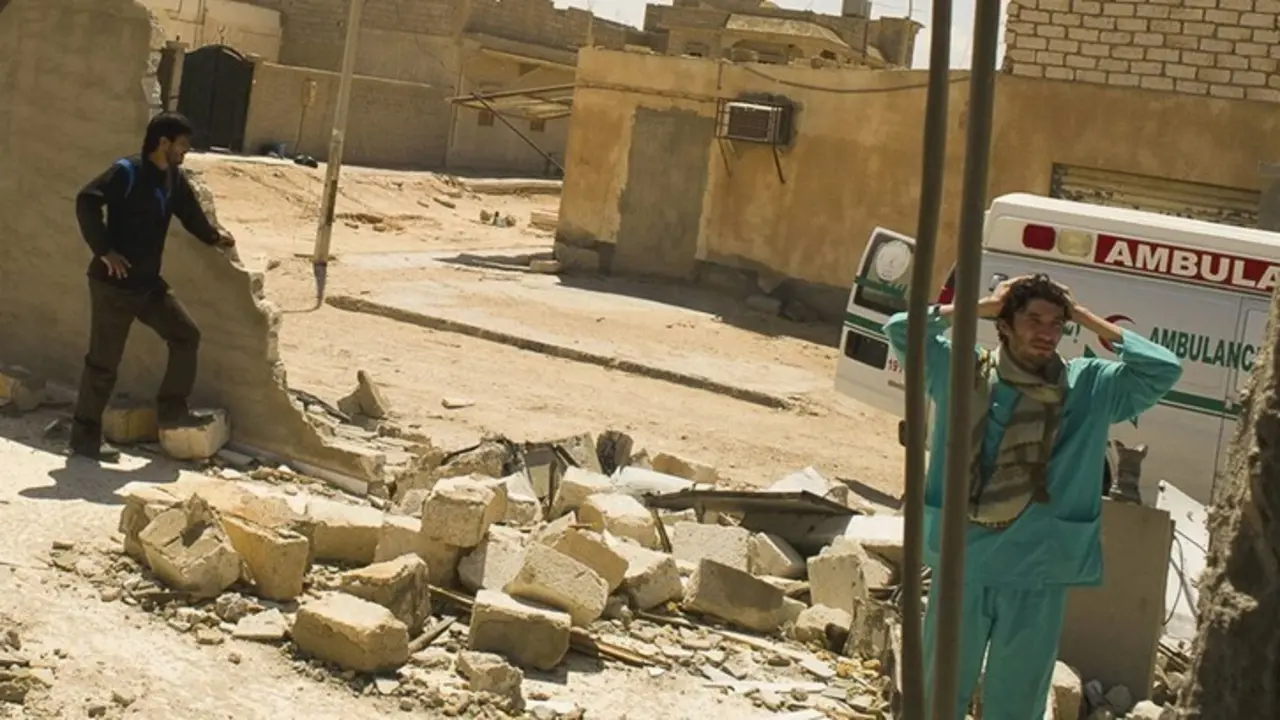 Archivo - Medicos durante una visita a una cl&iacute;nica en la localidad libia de Adjdabiya, que fue destruida en abril de 2021.