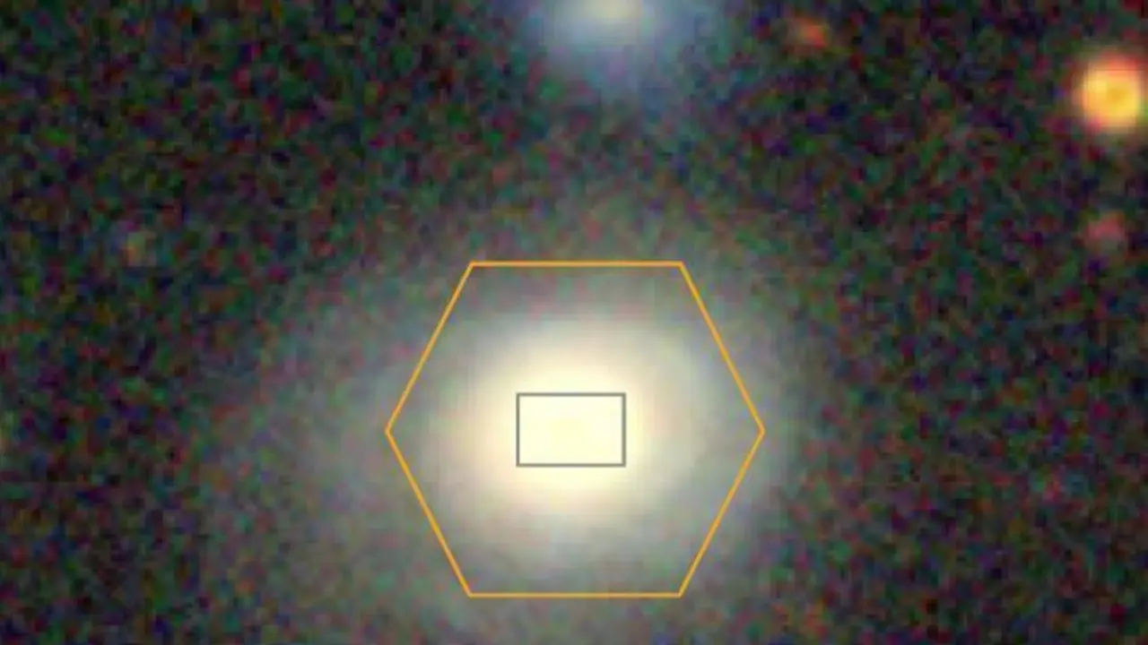 Imagen RGB compuesta de Blob Source extra&iacute;da de DESI Legacy Imaging Surveys (Dey et al. (2019), legacysurvey.org). El campo de visi&oacute;n de MaNGA se muestra en naranja. El cuadro gris corresponde al campo de visi&oacute;n de GMOS.