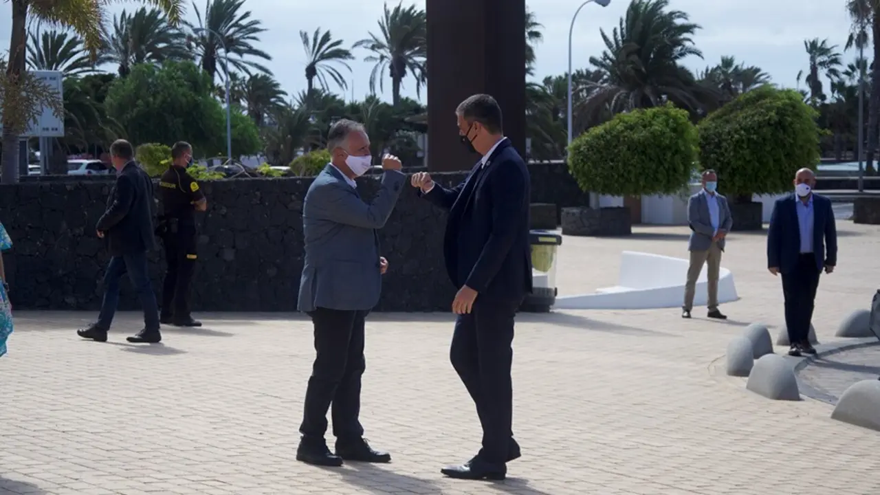 Archivo - El presidente del Gobierno, Pedro S&aacute;nchez (d), saluda con el codo al presidente de Canarias, &Aacute;ngel V&iacute;ctor Torres, durante un acto institucional en sus vacaciones de agosto de 2020 en Lanzarote