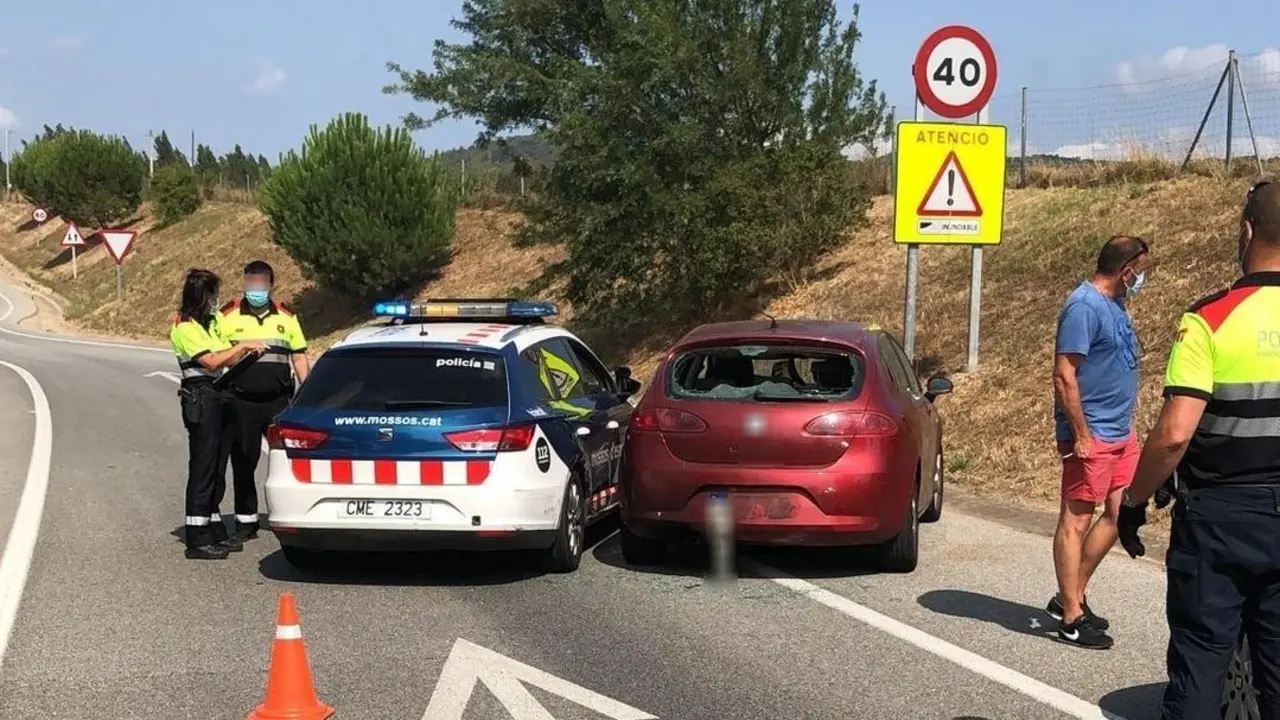 Un conductor ebrio ha hecho chocar su coche contra el de los Mossos para intentar huir de la polic&iacute;a en Vidreres (Girona)
