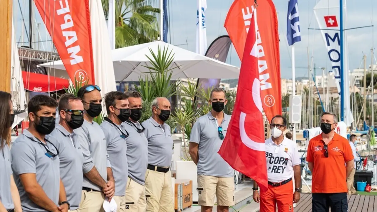 Ceremonia de izado de bandera en el RCNP por el V Centenario de la primera vuelta al mundo.