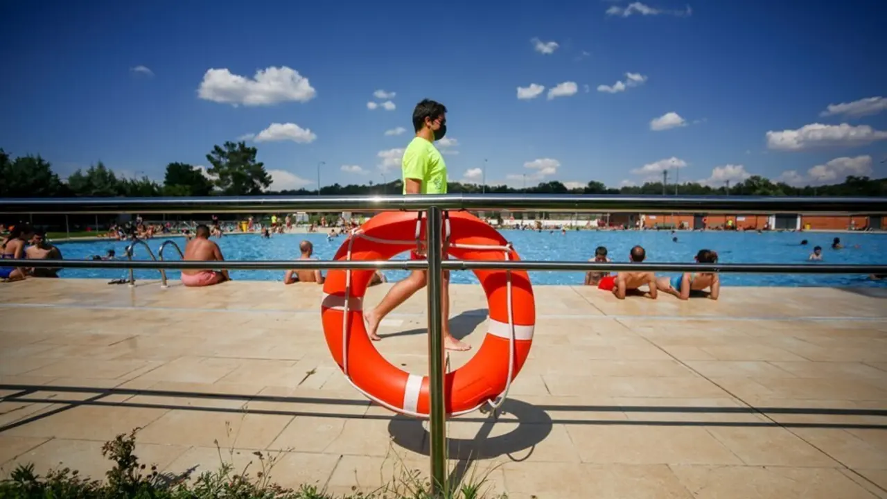 Archivo - Un socorrista en la piscina del Parque Deportivo de Puerta de Hierro, el primer d&iacute;a de apertura de las piscinas para la temporada de verano, a 26 de junio de 2021, en Madrid (Espa&ntilde;a). La Comunidad de Madrid, inaugura la temporada de piscinas est