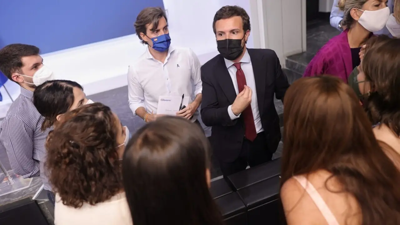 El presidente del PP, Pablo Casado, y el vicesecretario de Comunicaci&oacute;n del partido, Pablo Montesinos , charlan con los medios tras una rueda de prensa en la sede del partido.