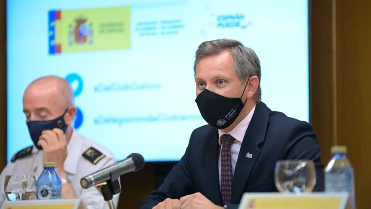 El delegado del Gobierno en Galicia, Jos&eacute; Mi&ntilde;ones, en rueda de prensa, junto a responsables policiales, para informar sobre el crimen de Samuel Luiz
