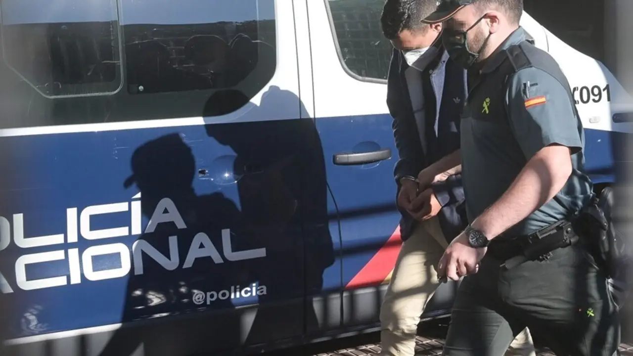 Uno de los investigados por la muerte de Samuel Luiz acude, esposado y acompa&ntilde;ado de un agente de la Polic&iacute;a Nacional, al  Juzgado de Instrucci&oacute;n n&uacute;mero 8 de A Coru&ntilde;a