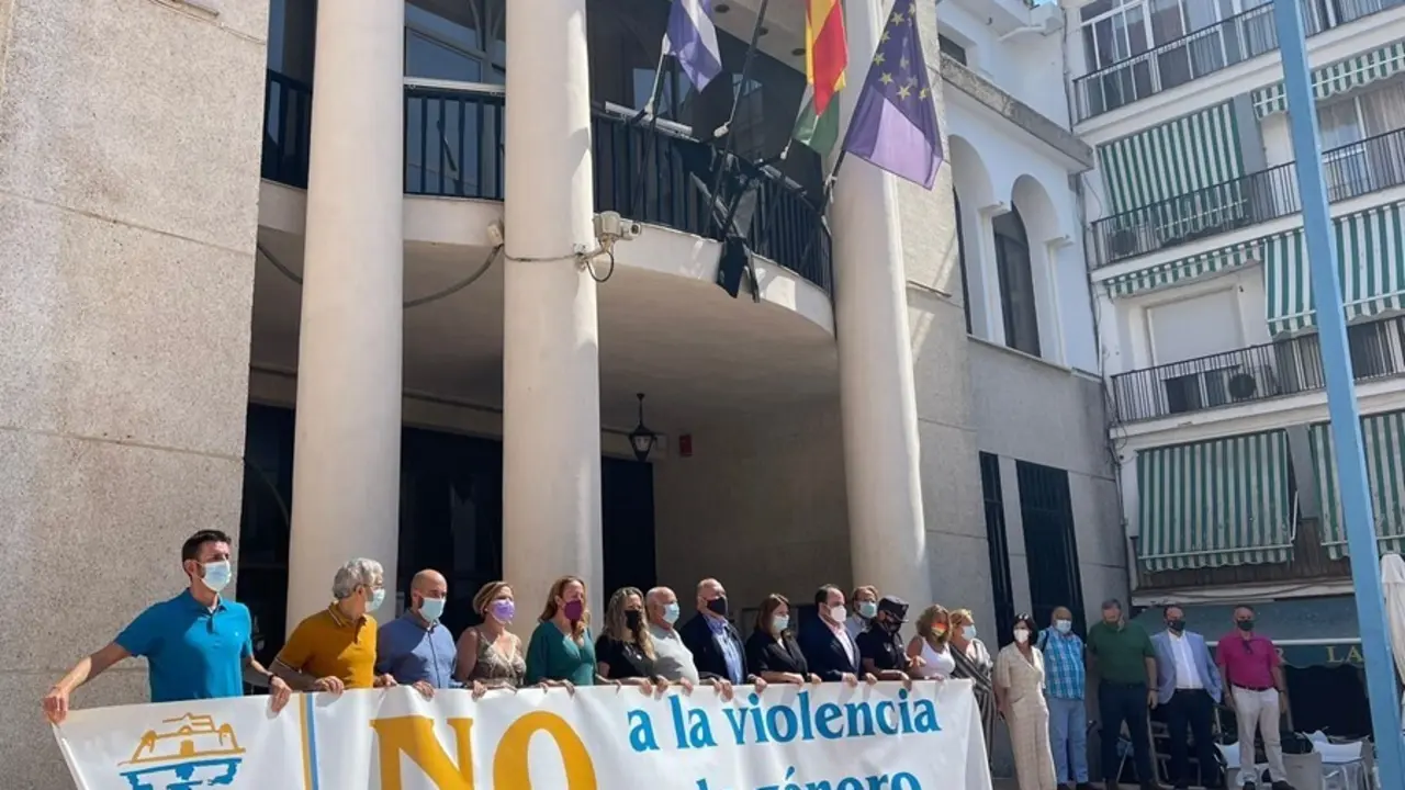 Minuto de silencio en la pueta del Ayuntamiento de Rinc&oacute;n el 3 de agosto tras conocerse el asesinato de una mujer en el municipio de Rinc&oacute;n de la Victoria.