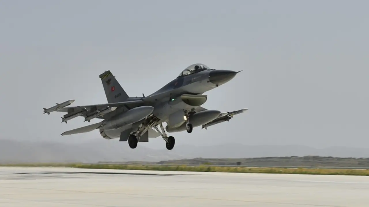 Archivo - Un avi&oacute;n de combate F-16 turco durante la maniobra de despegue