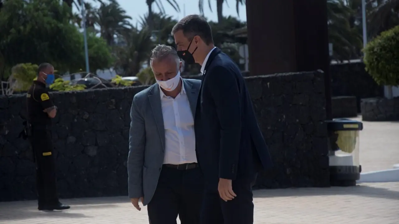 Archivo - El presidente de Canarias, &Aacute;ngel V&iacute;ctor Torres, recibe al presidente del Gobierno, Pedro S&aacute;nchez, en el verano de 2020 cuando S&aacute;nchez tambi&eacute;n opt&oacute; por Lanzarote para pasar unos d&iacute;as de descanso