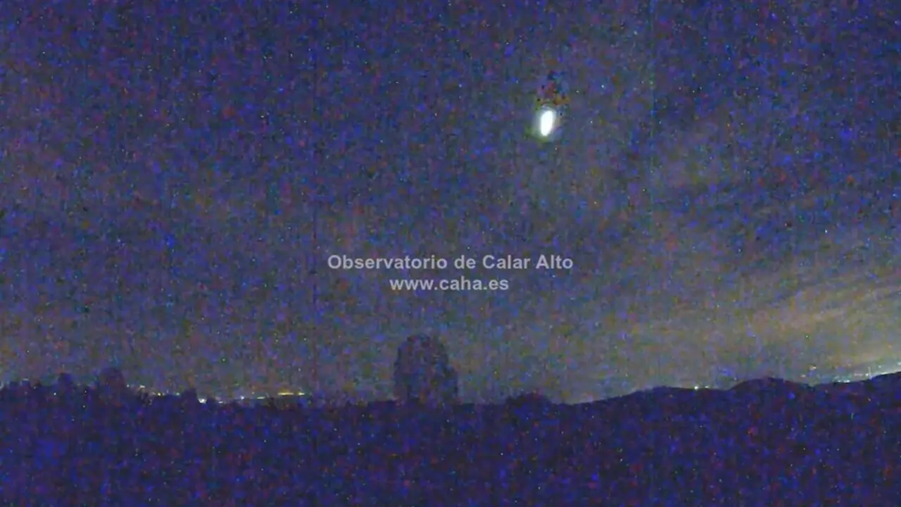 Perseida captada por las c&aacute;maras exteriores del observatorio astron&oacute;mico de Calar Alto en G&eacute;rgal (Almer&iacute;a)