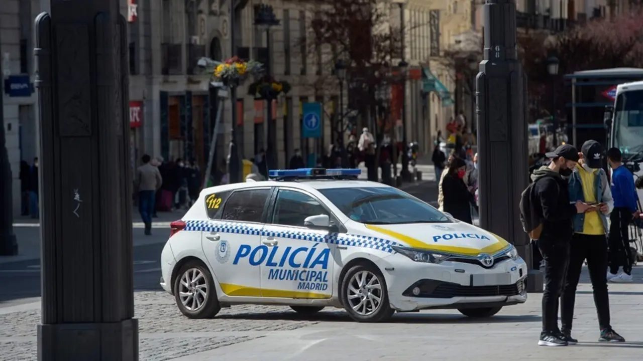 Un coche de Polic&iacute;a Municipal circula por el centro de Madrid.