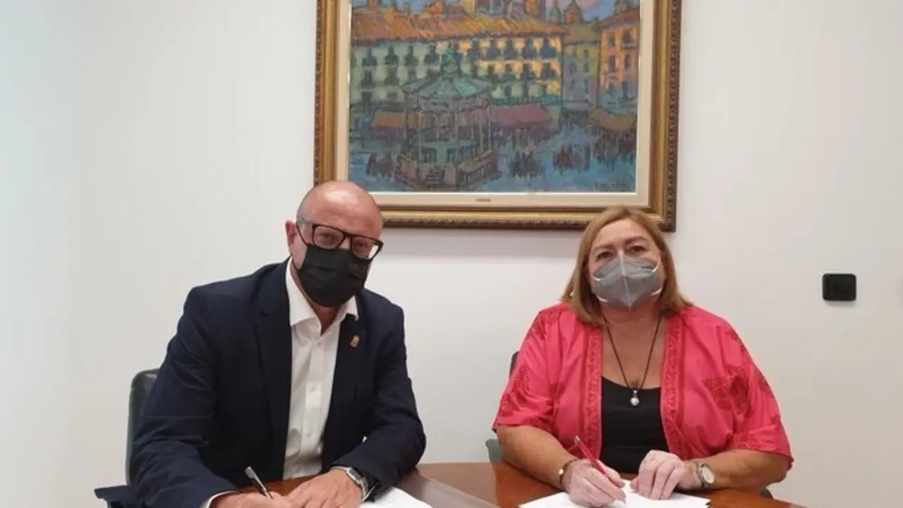 El consejero de Educaci&oacute;n, Carlos Gimeno, y la directora de la Fundaci&oacute;n Secretariado Gitano, In&eacute;s Garc&iacute;a