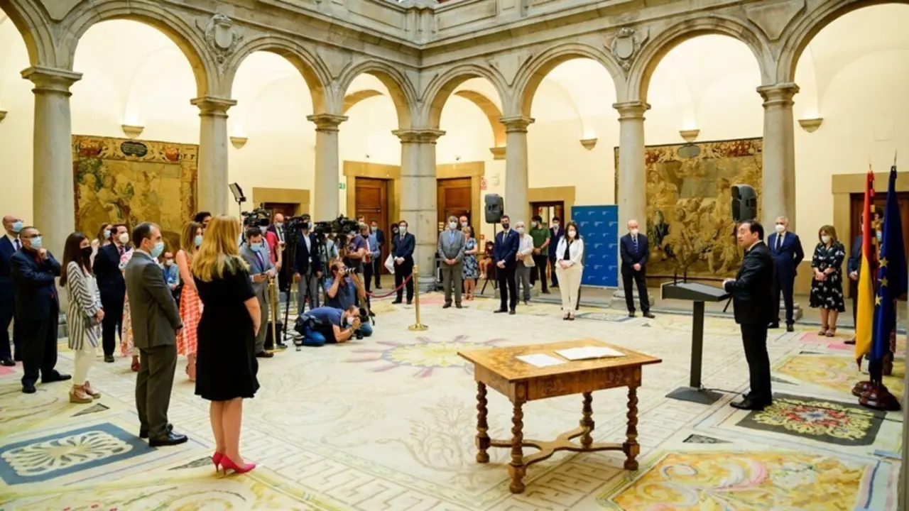 El ministro de Asuntos Exteriores, UE y Cooperaci&oacute;n presidiendo la toma de posesi&oacute;n de los dos nuevos directores generales en la sede del Ministerio