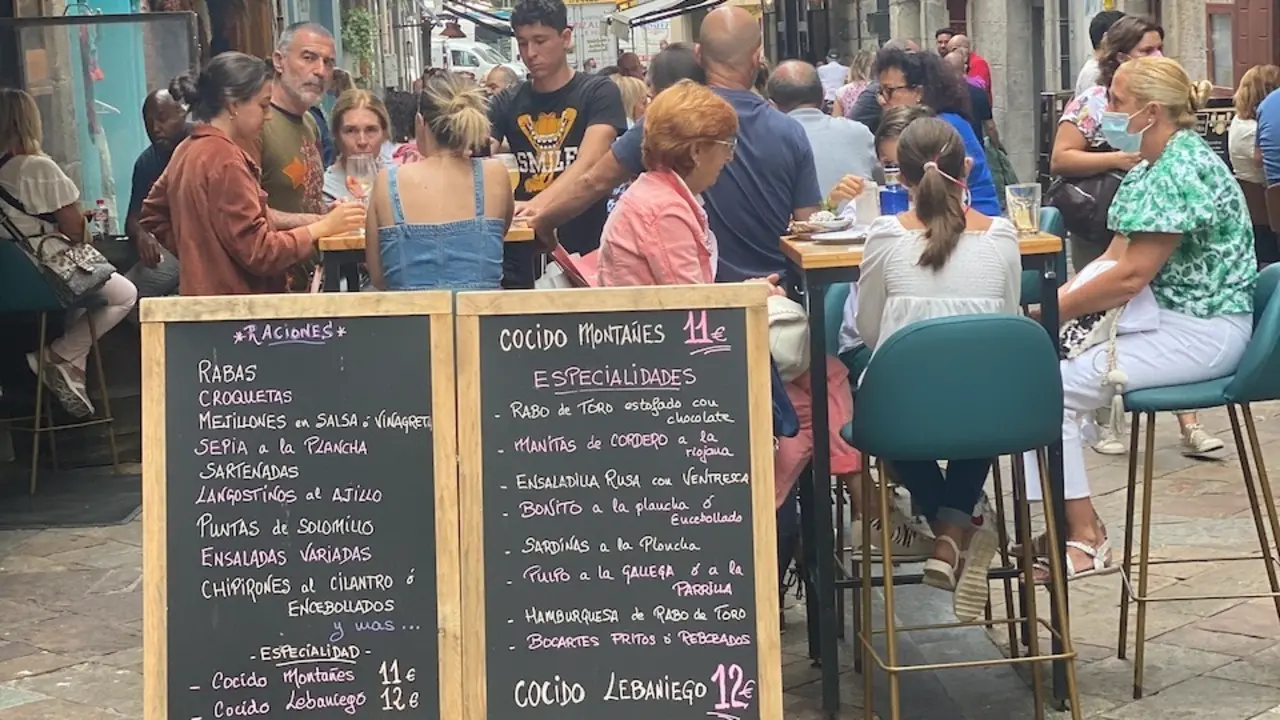 Varias personas en la terraza de un establecimiento hostelero en Santander. / HARDY