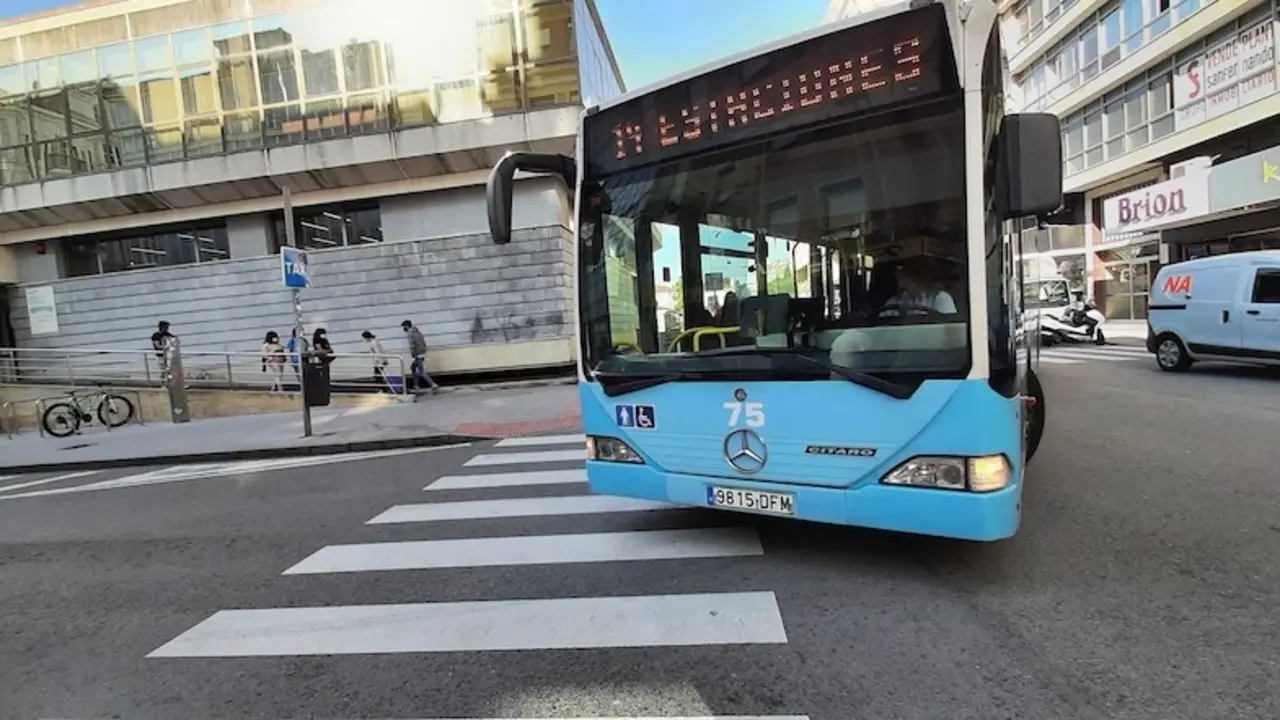 Un autob&uacute;s de Santander por la zona de las estaciones. / S. D&iacute;az