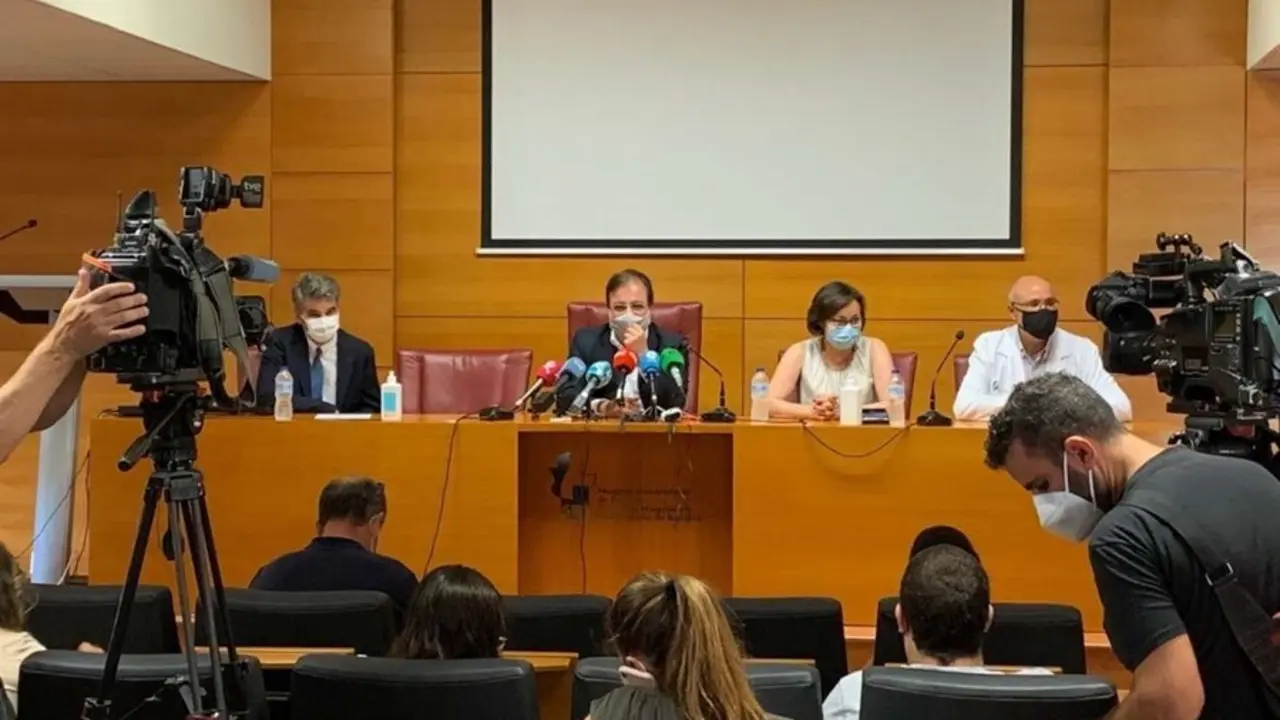 El presidente de la Junta de Extremadura, Guillermo Fern&aacute;ndez Vara, en rueda de prensa