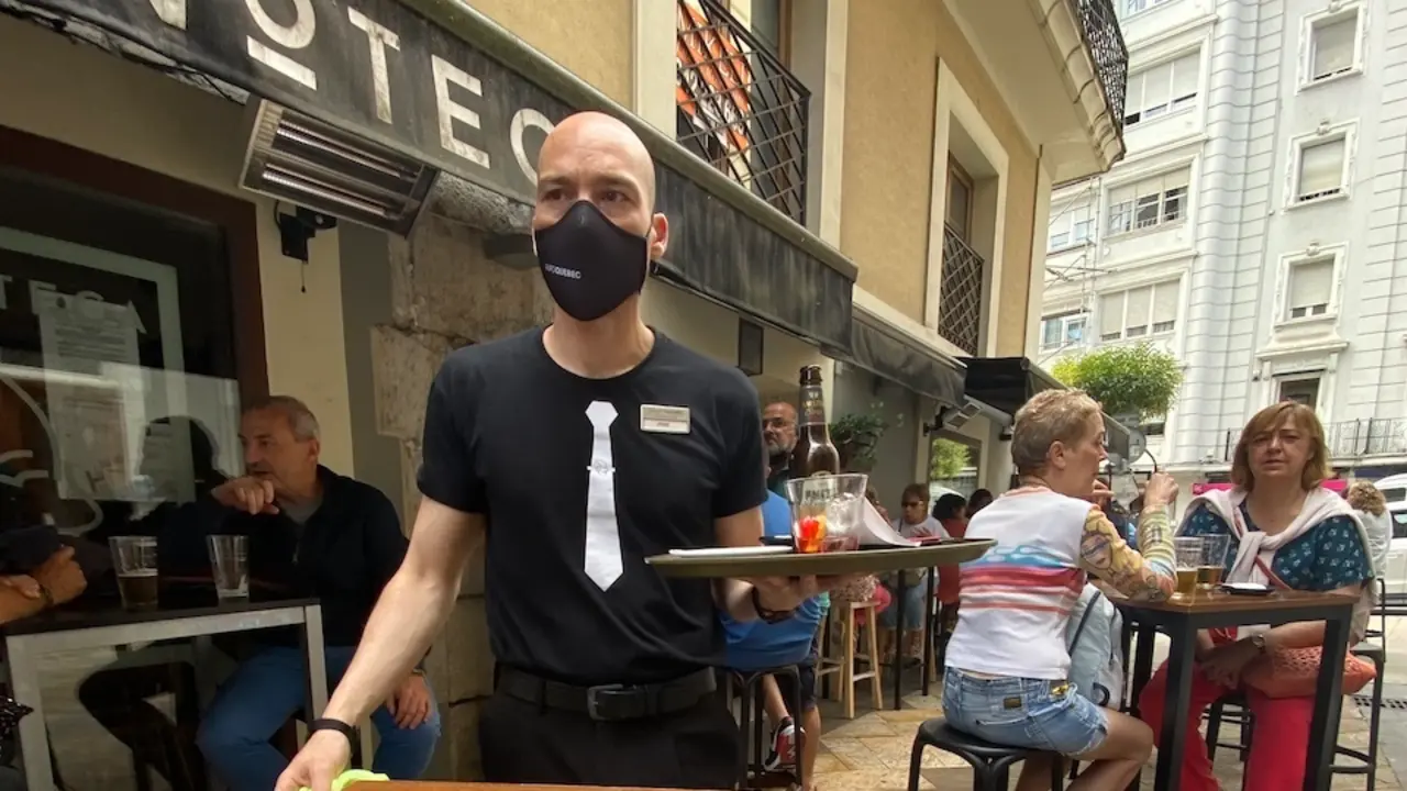 Varias personas en una cafeter&iacute;a del centro de Santander. / Hardy