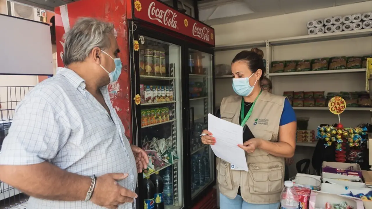 Una trabajadora de Acci&oacute;n contra el Hambre dando apoyo a un comercio peque&ntilde;o en L&iacute;bano.