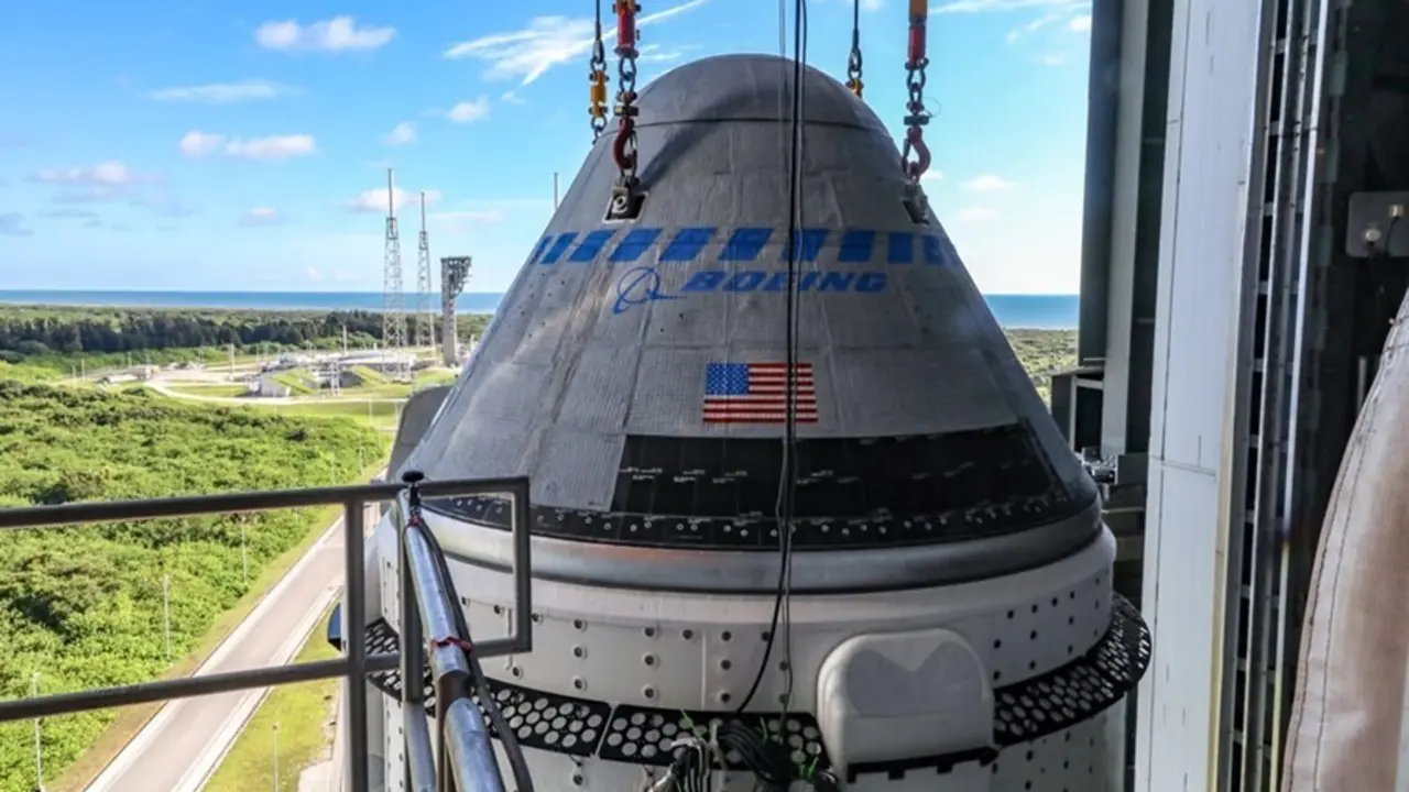 Nave Starliner en lo alto del cohete Atlas